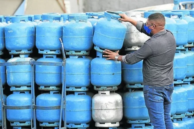 Após alta dos combustíveis, botijão de gás de 13kg já é vendido por R$ 160 - Minervino Júnior/CB/D.A Press