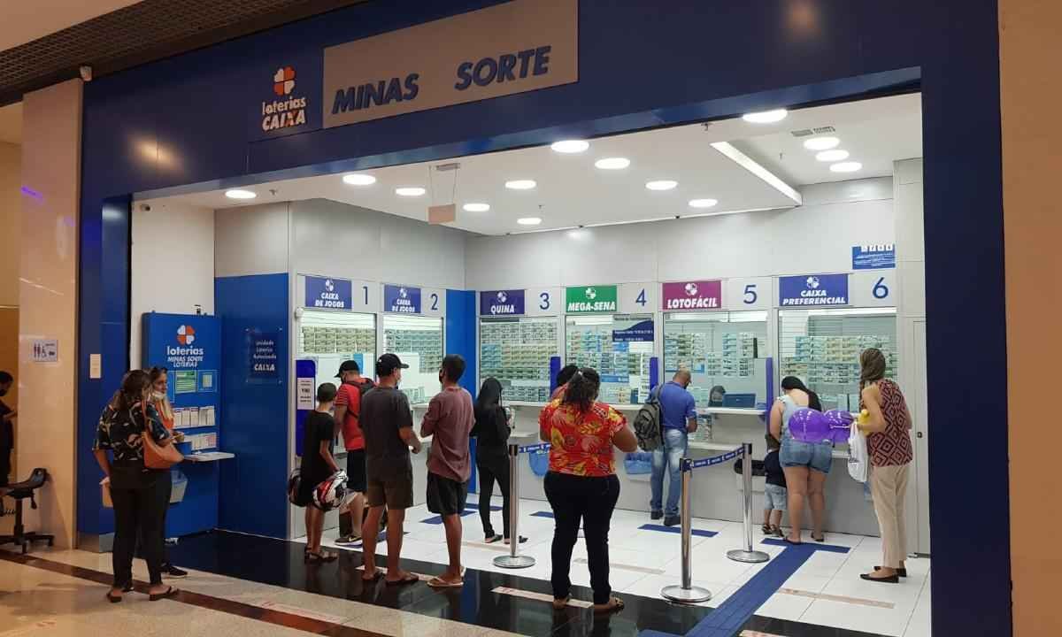 Últimas horas para concorrer a Mega-Sena de R$ 190 milhões gera expectativa - Tulio Santos/EM/DA Pres