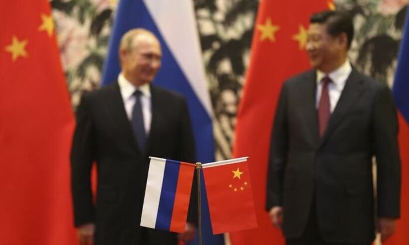 Ao Ocidente, faltou 'combinar com os russos': neutralidade é arma da China - How Hwee Young/AFP