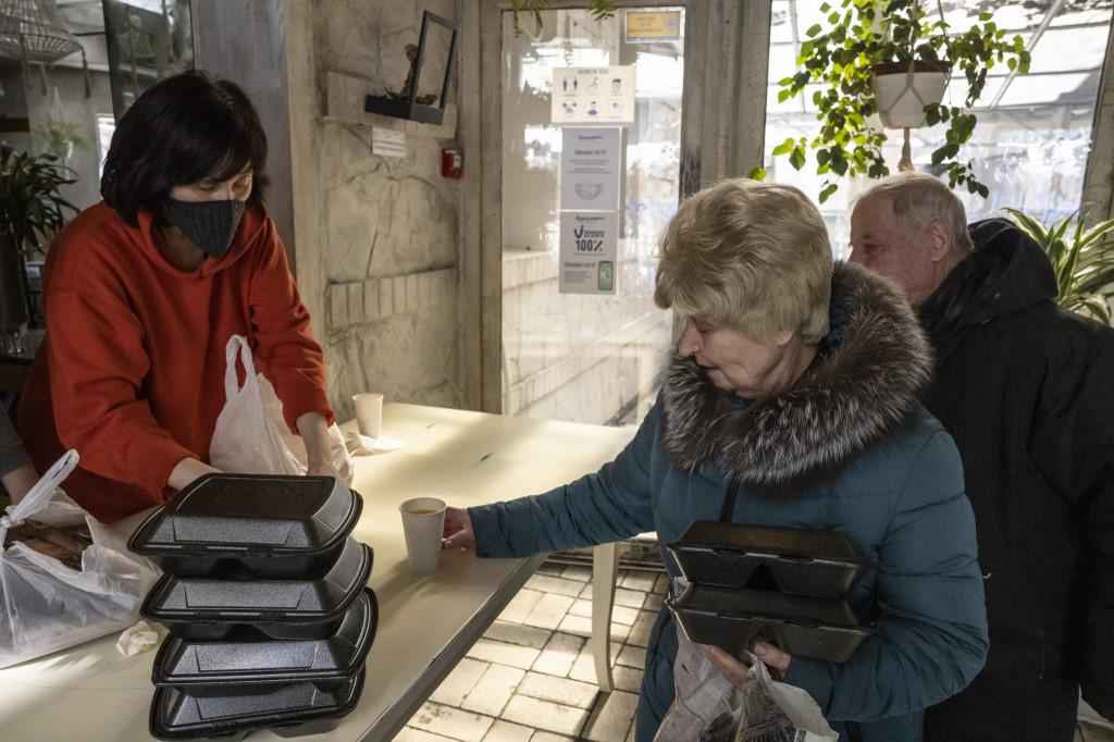 Restaurantes de luxo em Kiev trocam o caviar pela comida gratuita - FADEL SENNA / AFP