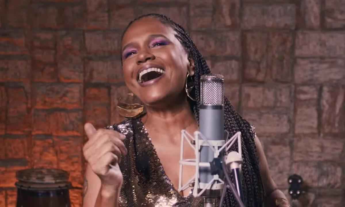 Teresa Cristina é a primeira mulher a cantar a vinheta de carnaval da Globo - Reprodução/TV Globo