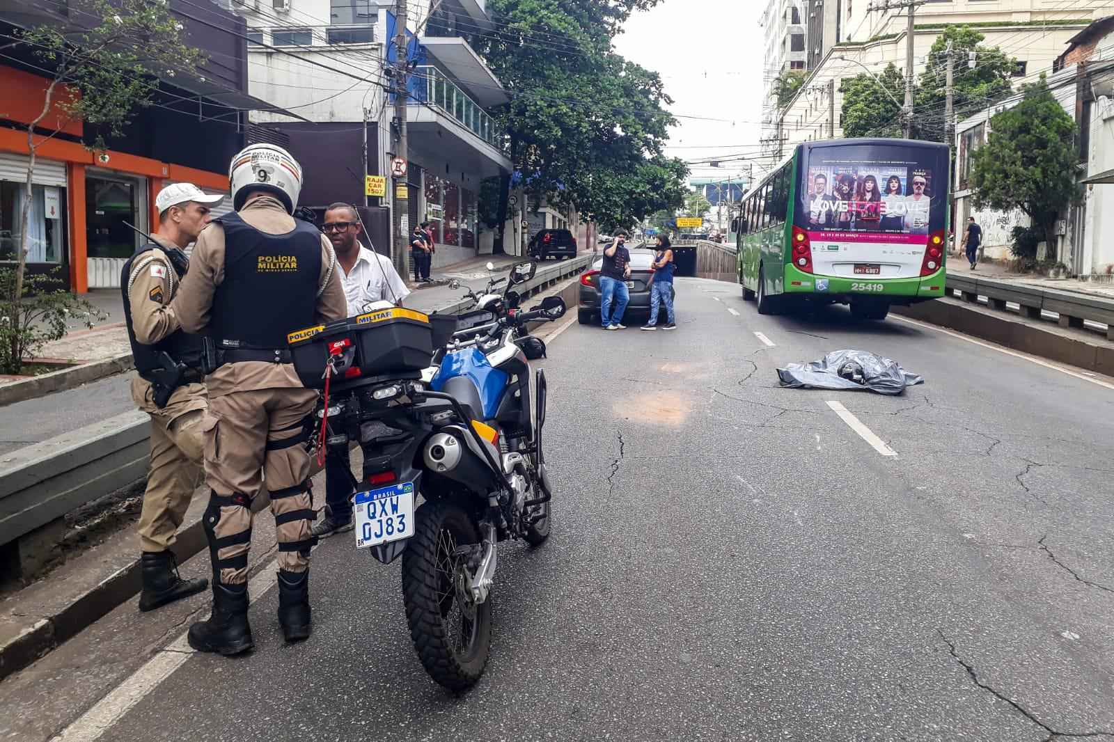 Acidente grave envolvendo moto e ônibus mata motociclista - Leandro Couri/EM/D.A Press