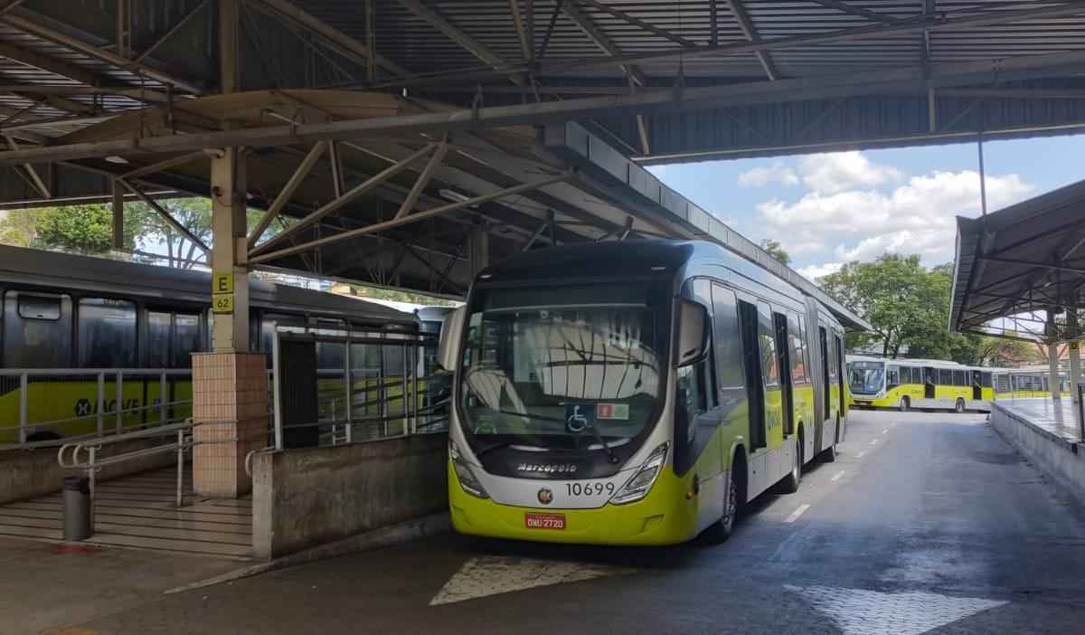 Manifestação impede circulação de ônibus na Estação Venda Nova  - Jair Amaral/ EM/ D.A Press