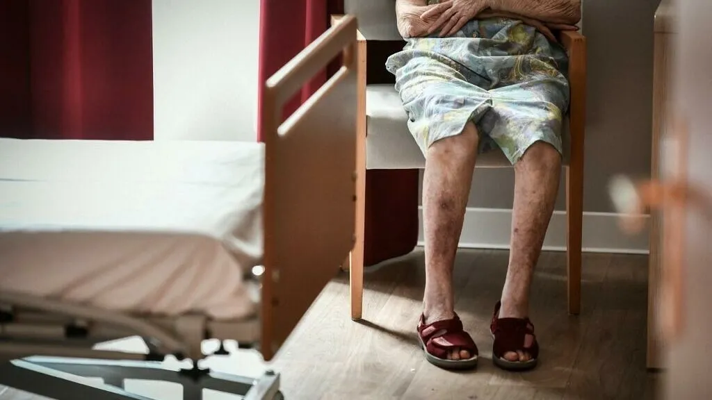 Grupo privado de lares para idosos é denunciado por 'racionar' cuidados - AFP/STEPHANE DE SAKUTIN