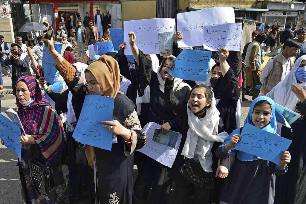 'Abram as escolas', clamam mulheres e adolescentes em protesto em Cabul - Ahmad SAHEL ARMAN / AFP