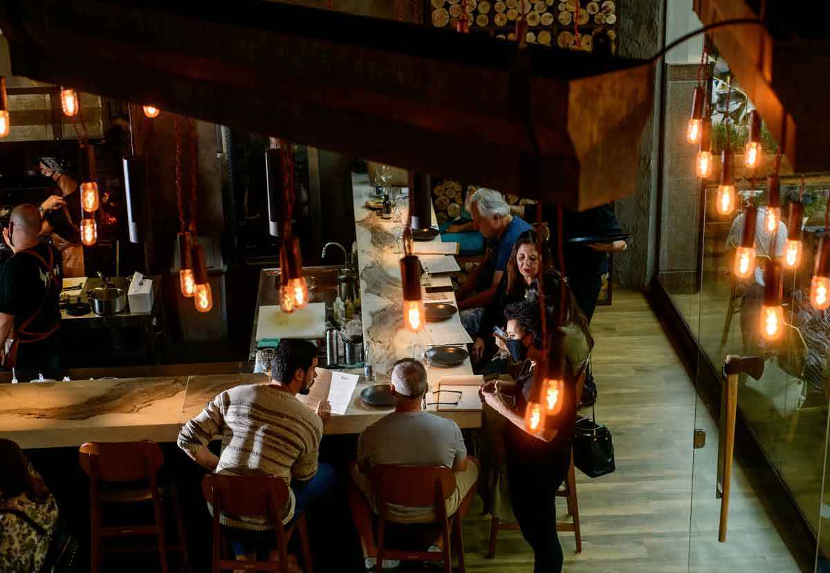 Balcão de bar e restaurante atrai pessoas que buscam experiência diferente - Nereu Jr/Divulgação