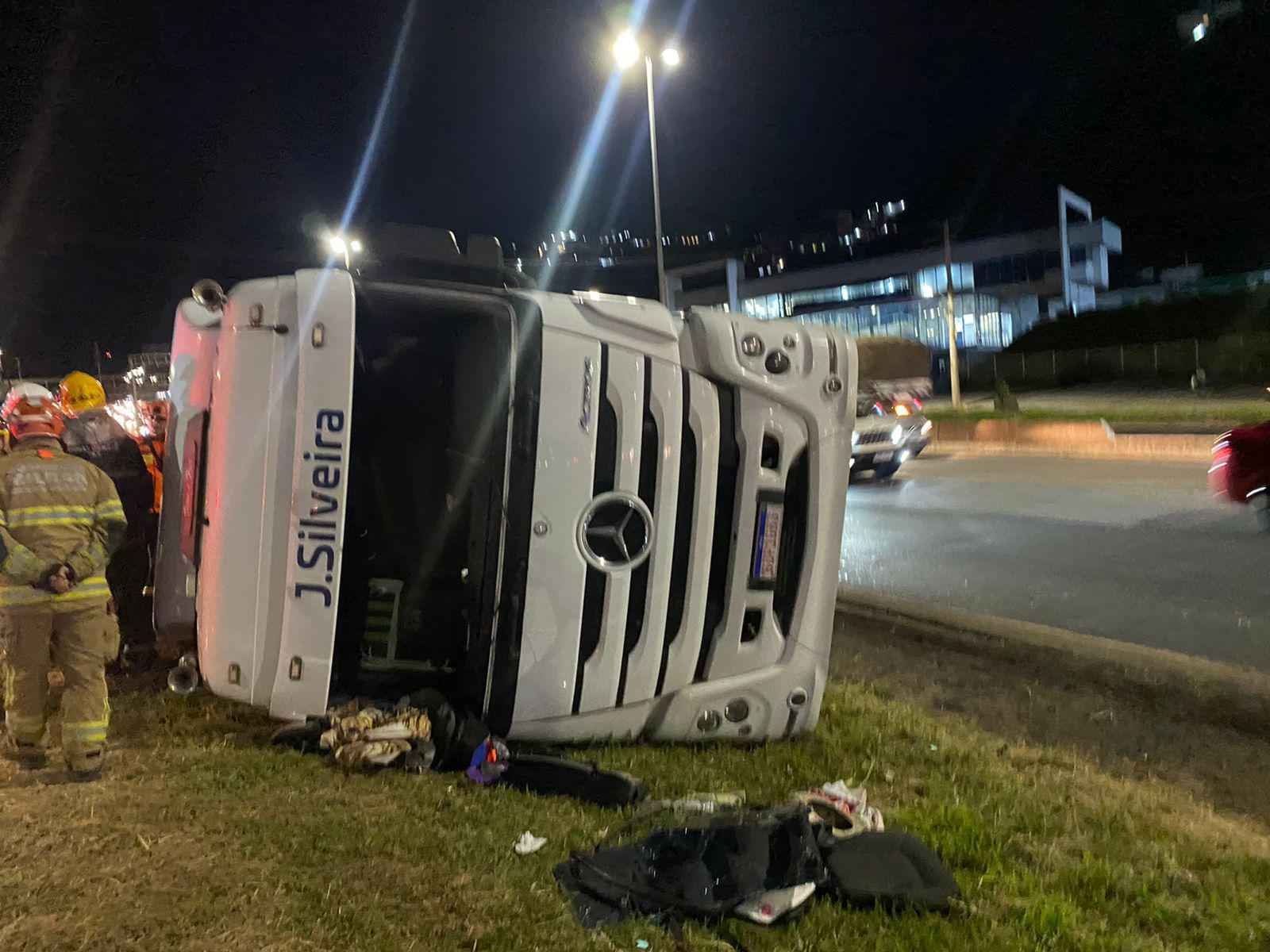 Caminhão com cerveja tomba e fecha faixas do Anel Rodoviário  - Renato Rios Neto