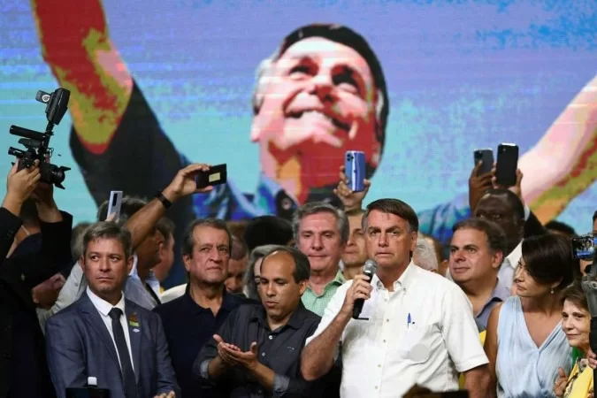 Bolsonaro: "Embrulha o estômago jogar dentro das 4 linhas da Constituição" - Evaristo Sá / AFP