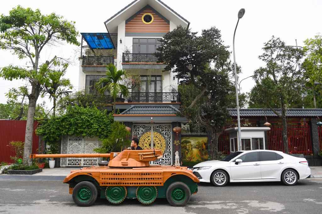 Pai transforma micro-ônibus em tanque de madeira para o filho - Nhac NGUYEN / AFP