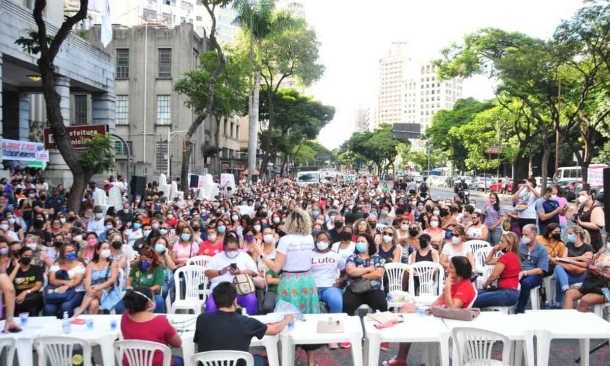 Professores da rede municipal de BH decidem manter greve - Ramon Lisboa/ EM