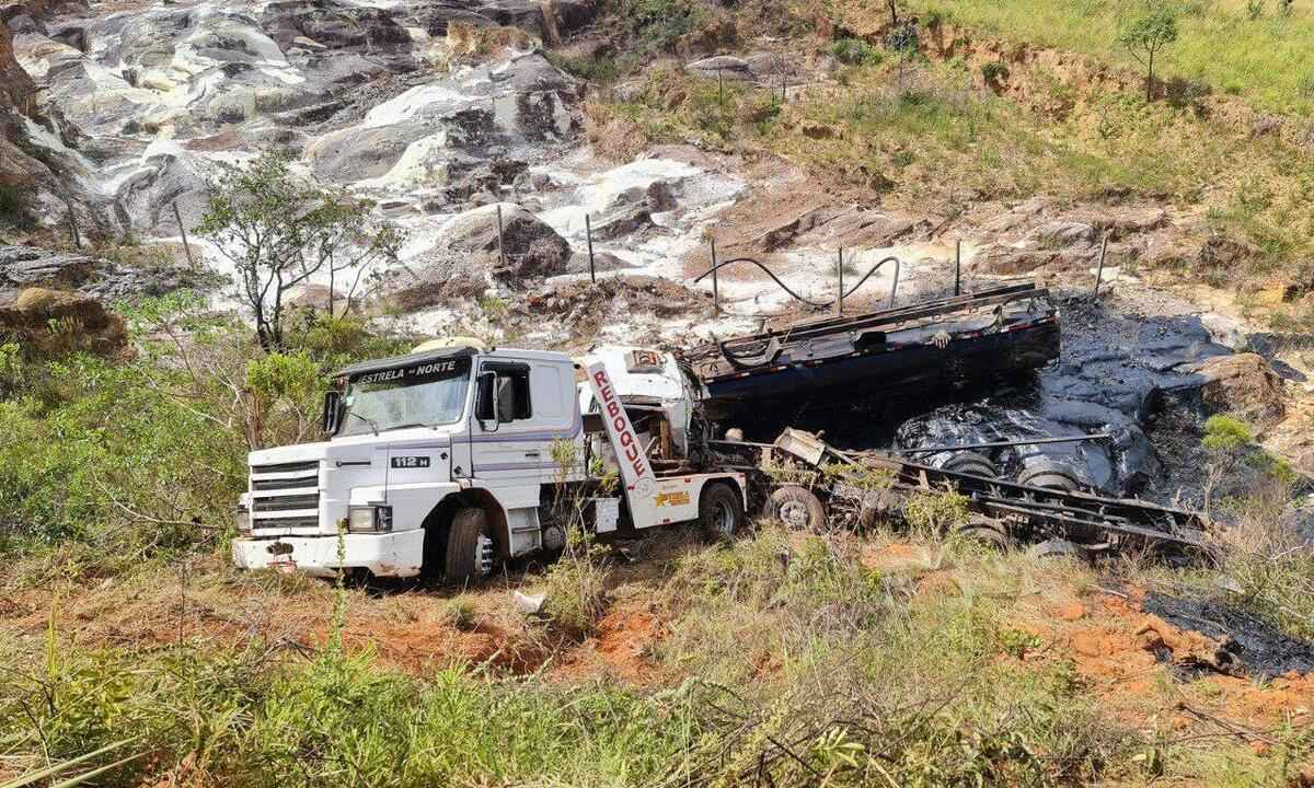 Caminhão tomba e derrama produto tóxico em rio do Vale do Jequitinhonha - CBMMG/ Divulgação