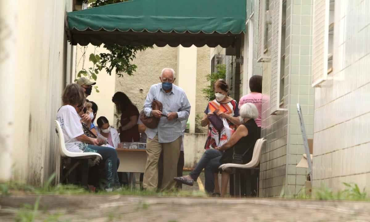 Começa hoje a aplicação da 4ª dose e vacinação da gripe em idosos em BH - Edésio Ferreira/EM/D.A Press