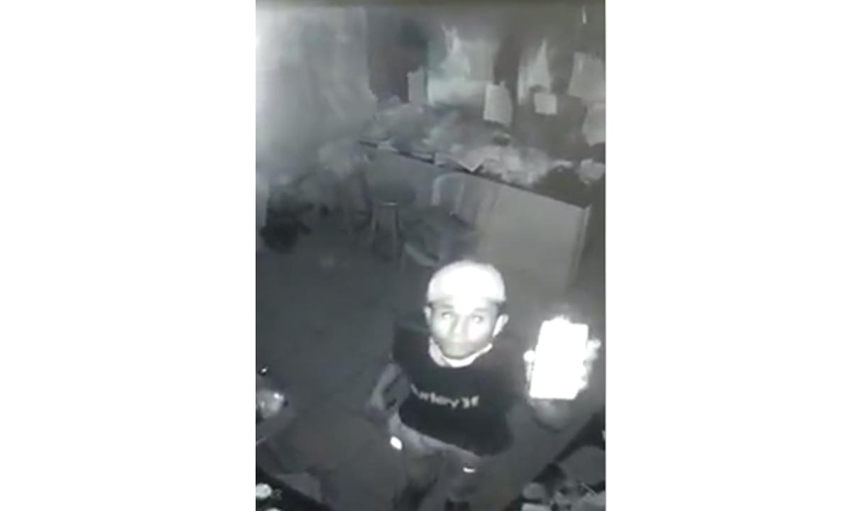 Vídeo: homem acena para câmera e conversa ao celular durante furto - WhatsApp/Divulgação