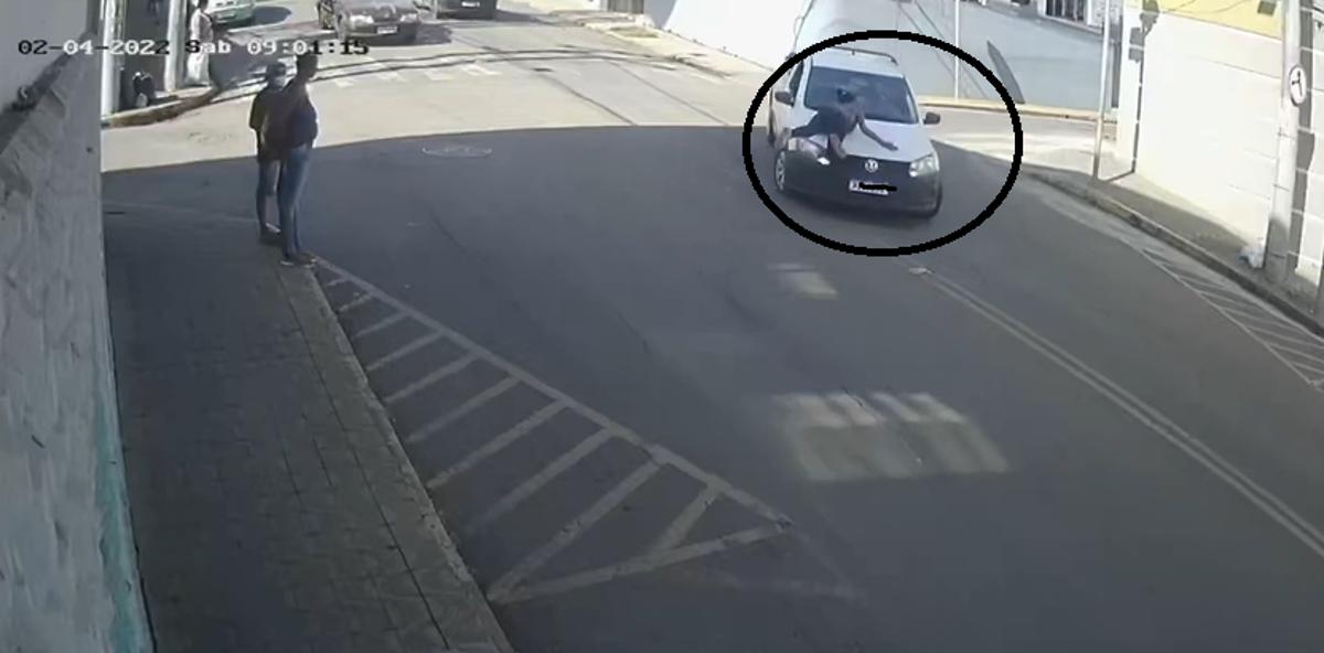 Mulher é atropelada e motorista foge; veja flagrante - Reprodução de vídeo/Café Mutuca