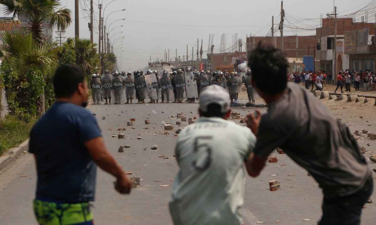 Governo peruano impõe toque de recolher em Lima após protestos - Gian MASKO / AFP