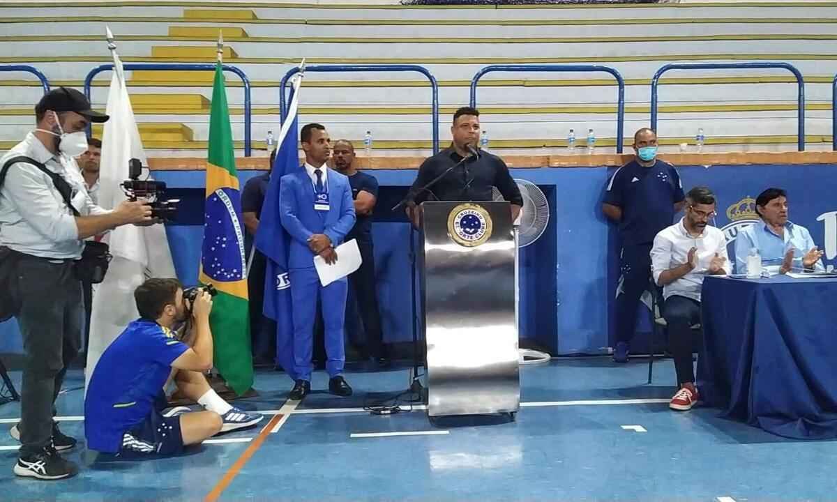Conselho entrega Cruzeiro a Ronaldo, por aclamação. Agora, é o time subir