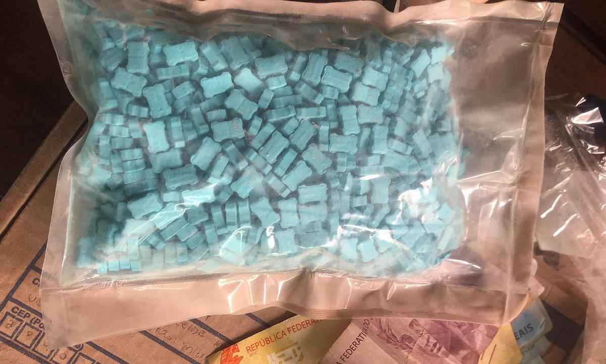 Homem é preso com 951 comprimidos de ecstasy recebidos pelos Correios