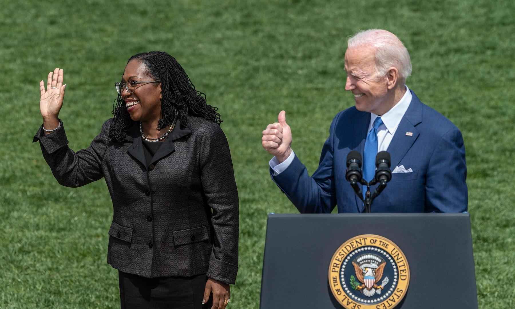 EUA confirmam Ketanji Jackson como 1ª juíza negra da Suprema Corte do país - Jim WATSON / AFP