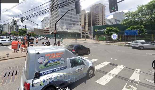 Motorista perde o controle e bate em semáforo na Savassi - Google Strret View/Reprodução