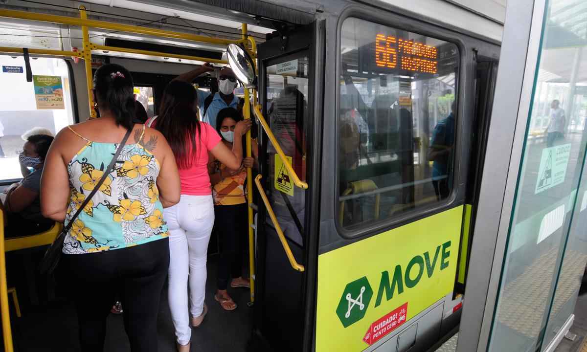 Com aumento de passagens à vista, aperto nos ônibus chega também no bolso - fotos: Leandro Couri/EM/D.A Press