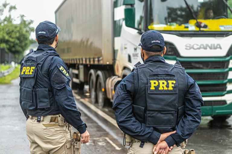 PRF restringe tráfego de caminhões em rodovias federais durante o feriado - Divulgação/PRF