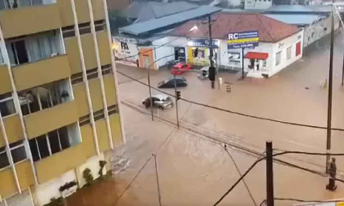 Chuva forte em Uberaba alaga ruas e pessoas ficam presas dentro de carros - Reprodução de WhattsApp