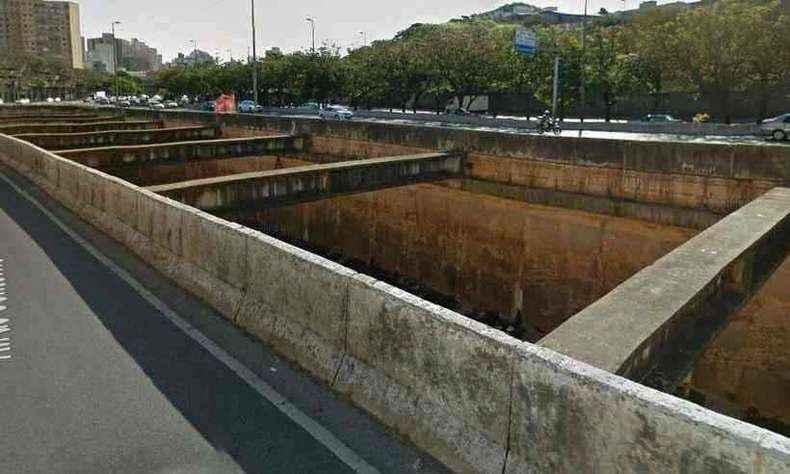 Mulher morre depois de cair de viga do Ribeirão Arrudas, em BH - Google street view