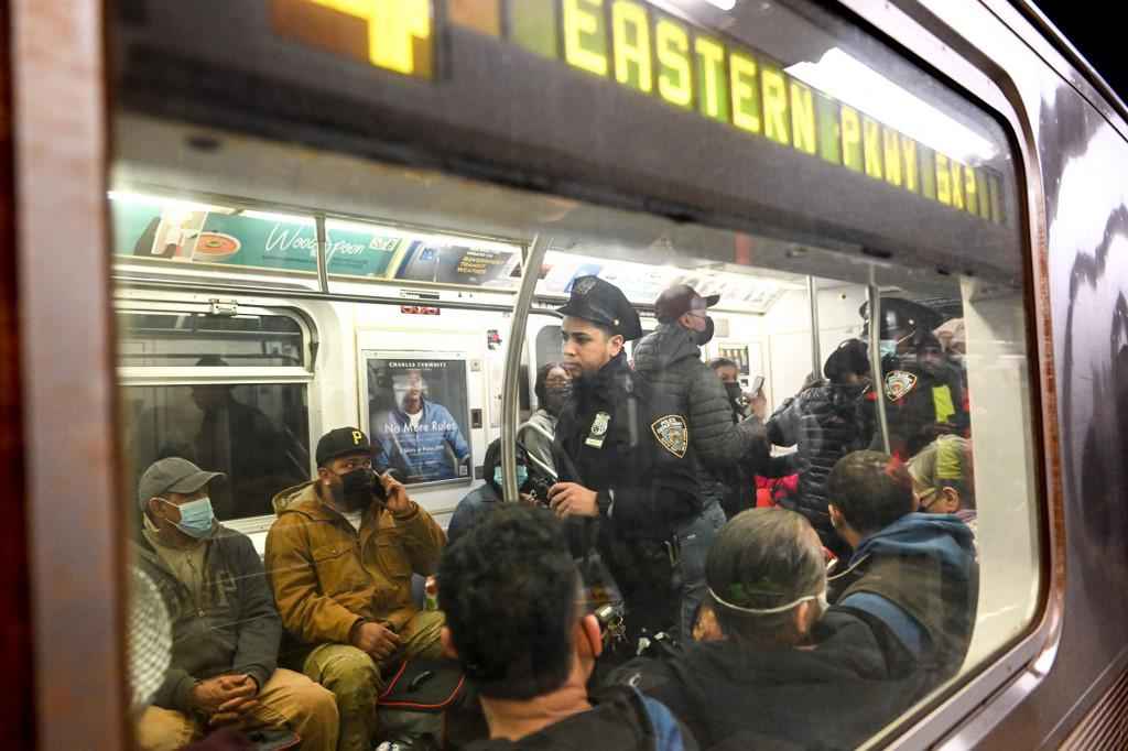 Polícia de Nova York busca autor de tiroteio no metrô - Alexi Rosenfeld / GETTY IMAGES NORTH AMERICA / Getty Images via AFP