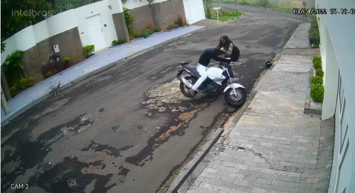 Mulher bate em bandido durante tentativa de assalto - Reprodução/ Câmera de segurança 
