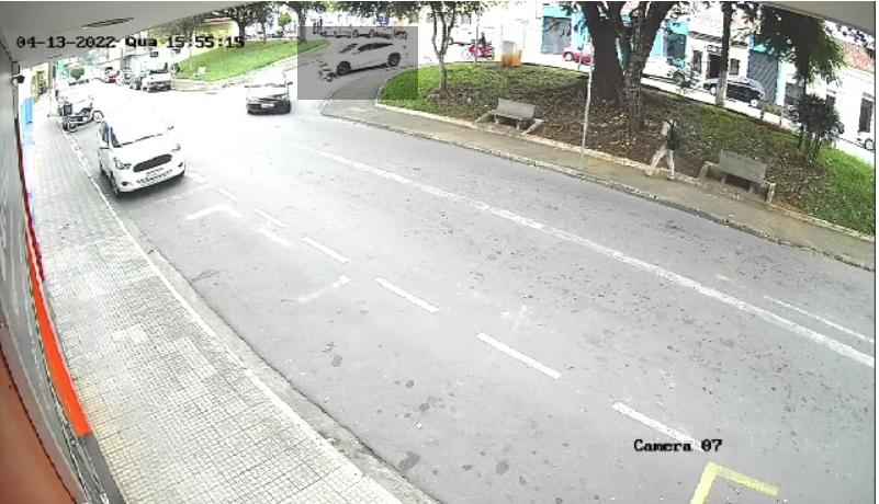 Homem cai em rua e é atropelado pelo 4º carro a passar pelo local  - Reprodução/câmera de segurança