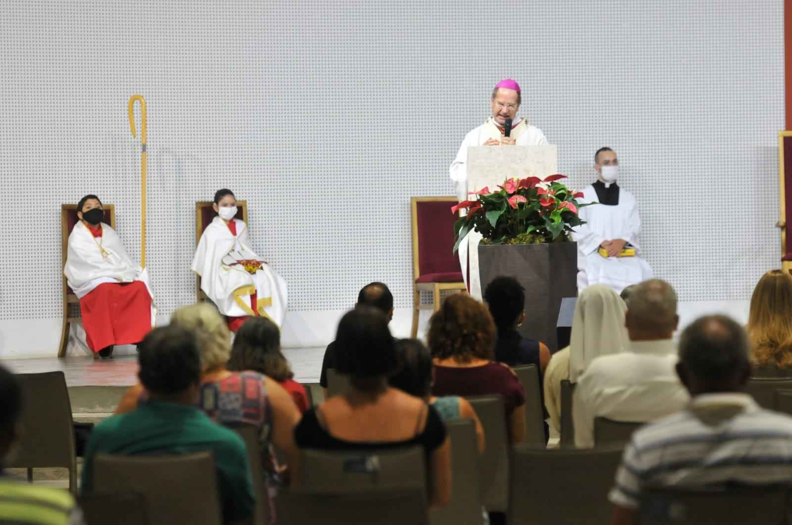 Dom Walmor celebra missa na Catedral Cristo Rei e lava pés de professores - Marcos Vieira/EM/D.A Press