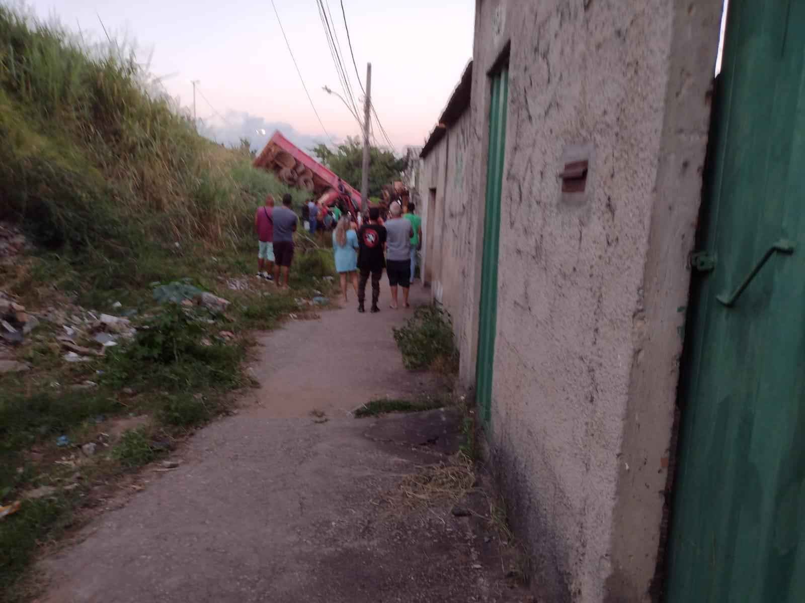 Carreta capota e cai em ribanceira na BR-381, em Contagem - SALA DE IMPRENSA CBMMG