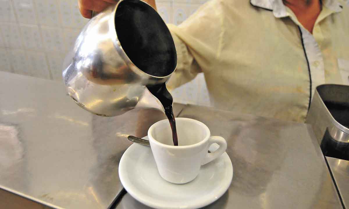 Consumidor paga cada vez mais caro por um cafezinho - Alexandre Guzanshe/EM/D.A Press