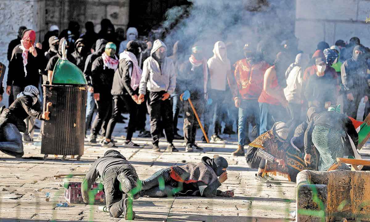 Confrontos entre israelenses e palestinos deixam 150 feridos no Ramadã - AHMAD GHARABLI / AFP
