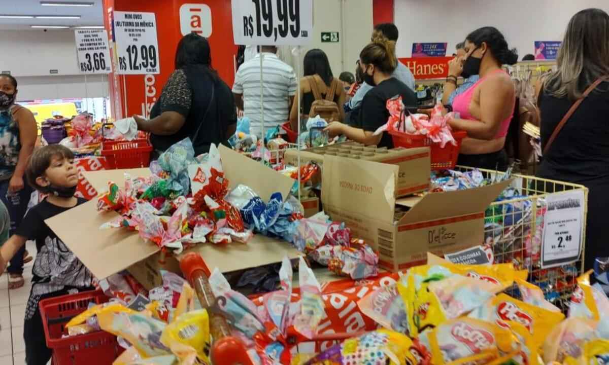 Consumidores encontram preços altos e filas na véspera da Páscoa - Jair Amaral/EM/DA PRESS