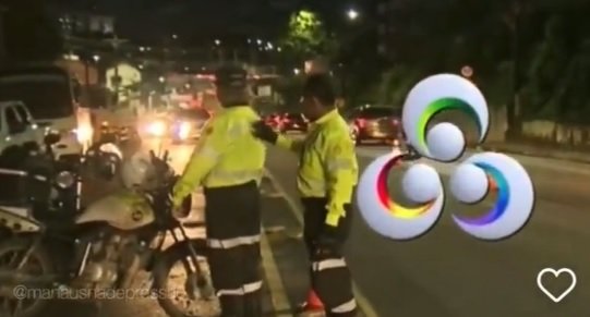 Guarda viraliza após aparecer ao vivo coçando as costas de amigo - Twitter/Reprodução