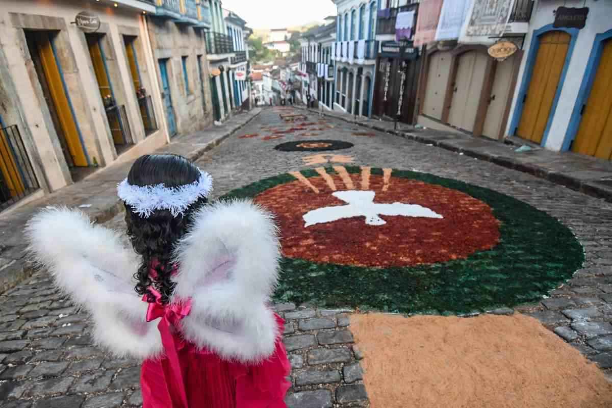 Tapetes de serragem colorem Ouro Preto para a celebração da Páscoa - Leandro Couri/EM/D.A Press