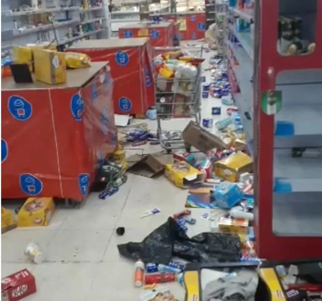 Supermercado é assaltado e saqueado no Rio; veja os vídeos  -  Reprodução/Redes Sociais