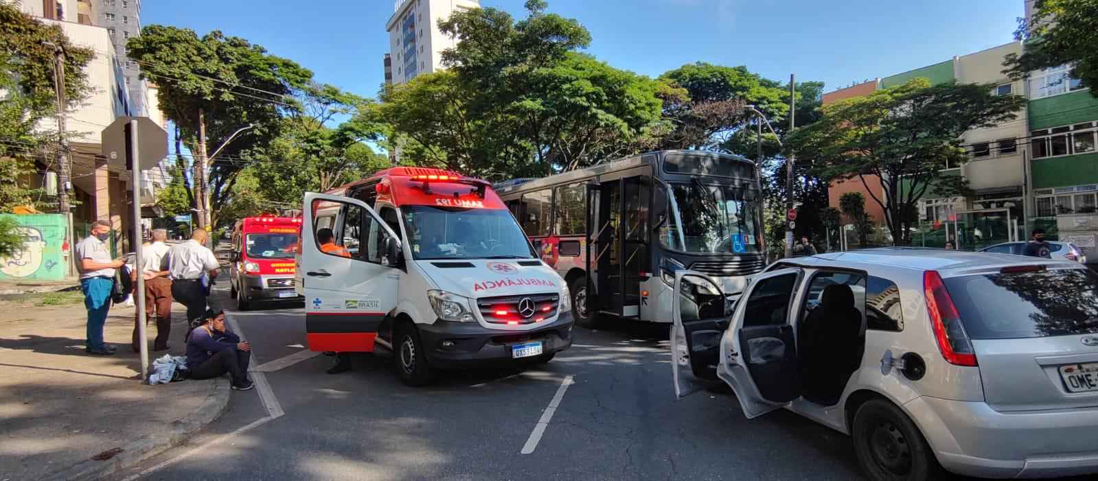 Acidente entre carro e ônibus complica trânsito na Francisco Sales - Jair Amaral/EM/D.A Press