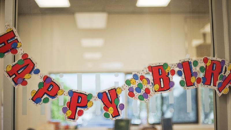 Americano é indenizado em R$ 2,1 milhões por festa de aniversário surpresa no escritório - Getty Images