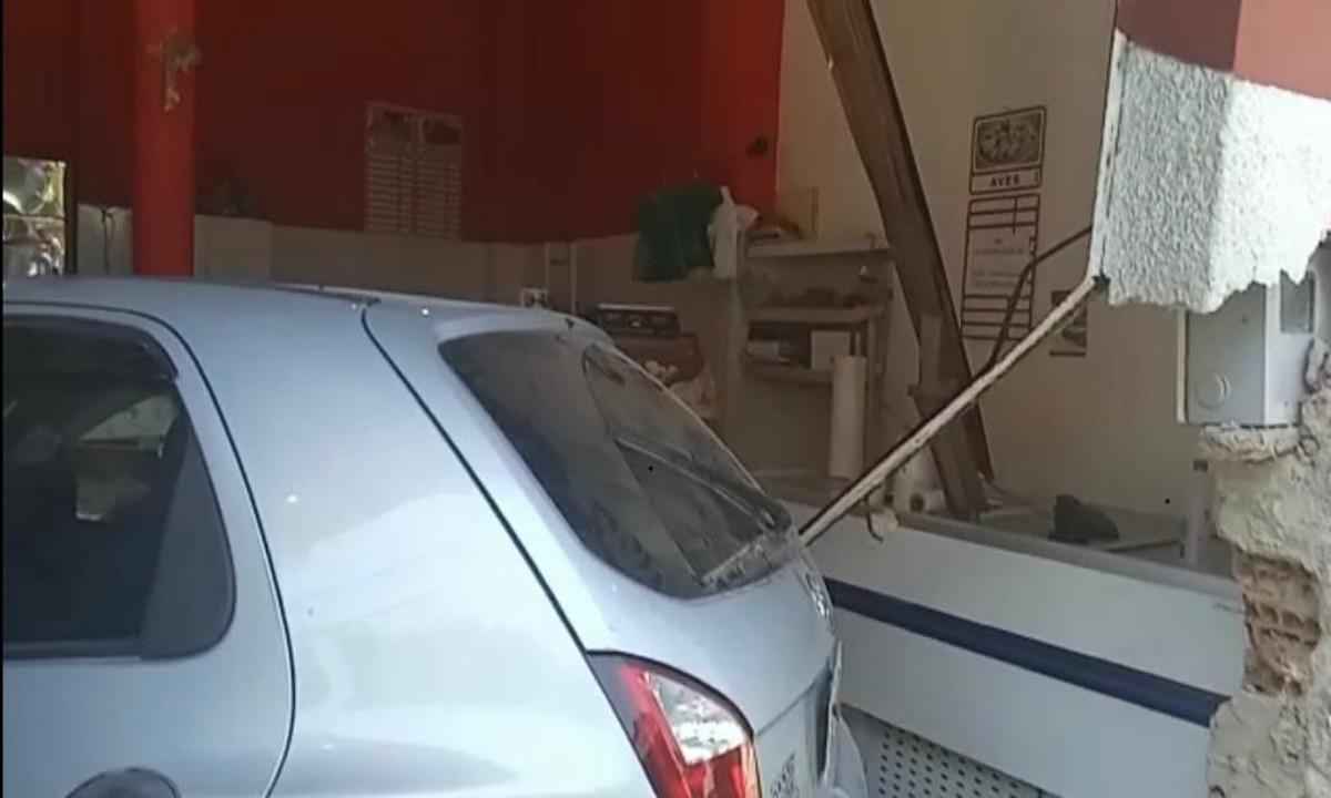 Carro atinge açougue no Bairro Casa Branca, na Região Leste de BH   - Redes Sociais/Reprodução