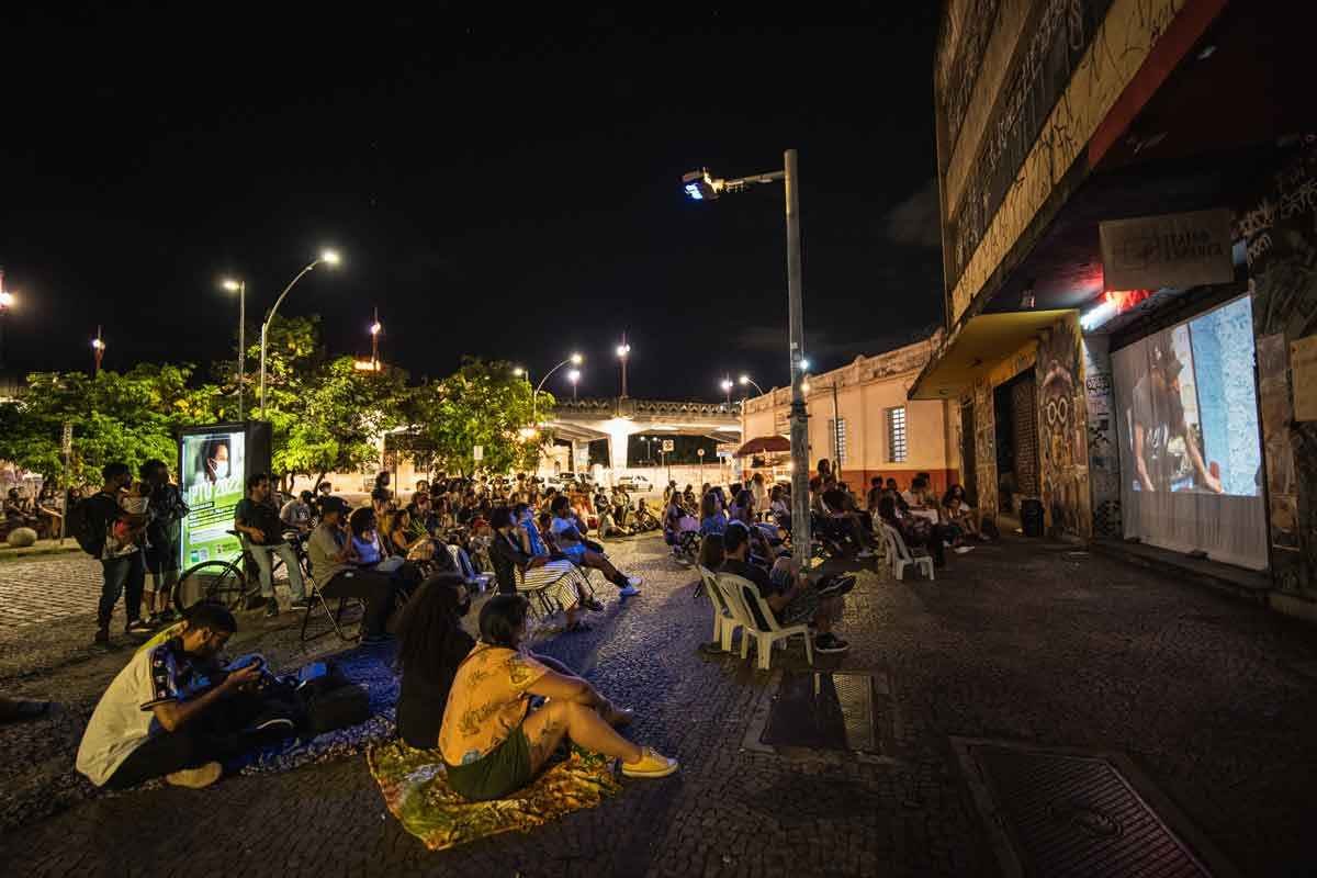 Espanca! põe cadeira na rua, passa filme em sua porta e divulga a arte -  Pablo Bernardo/divulgação