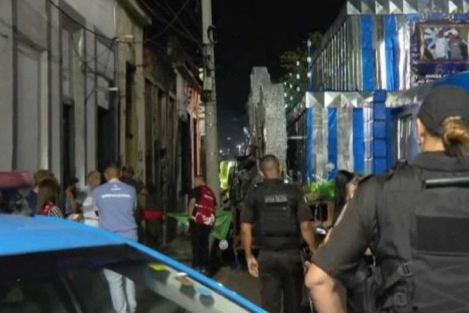 Acidente com carro alegórico no Rio fere gravemente menina de 11 anos -  Reprodução /TV Globo
