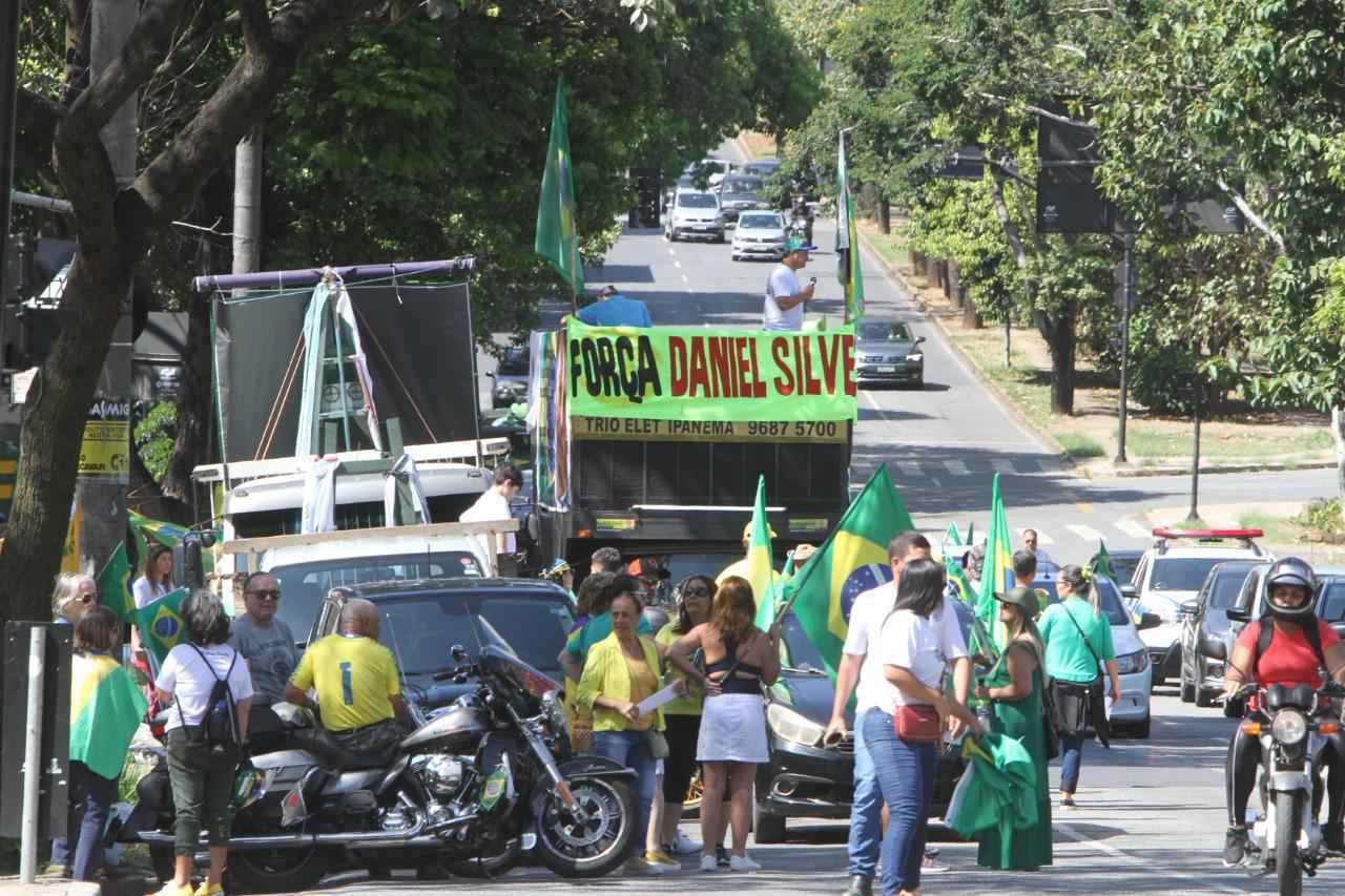 Apoiadores fazem carreata em BH para 'pré-campanha' de Bolsonaro - Edésio Ferreira/EM/DA.PRESS