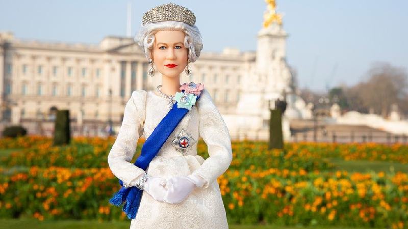 Rainha Elizabeth 2ª ganha Barbie em comemoração a 70 anos de reinado - Mattel