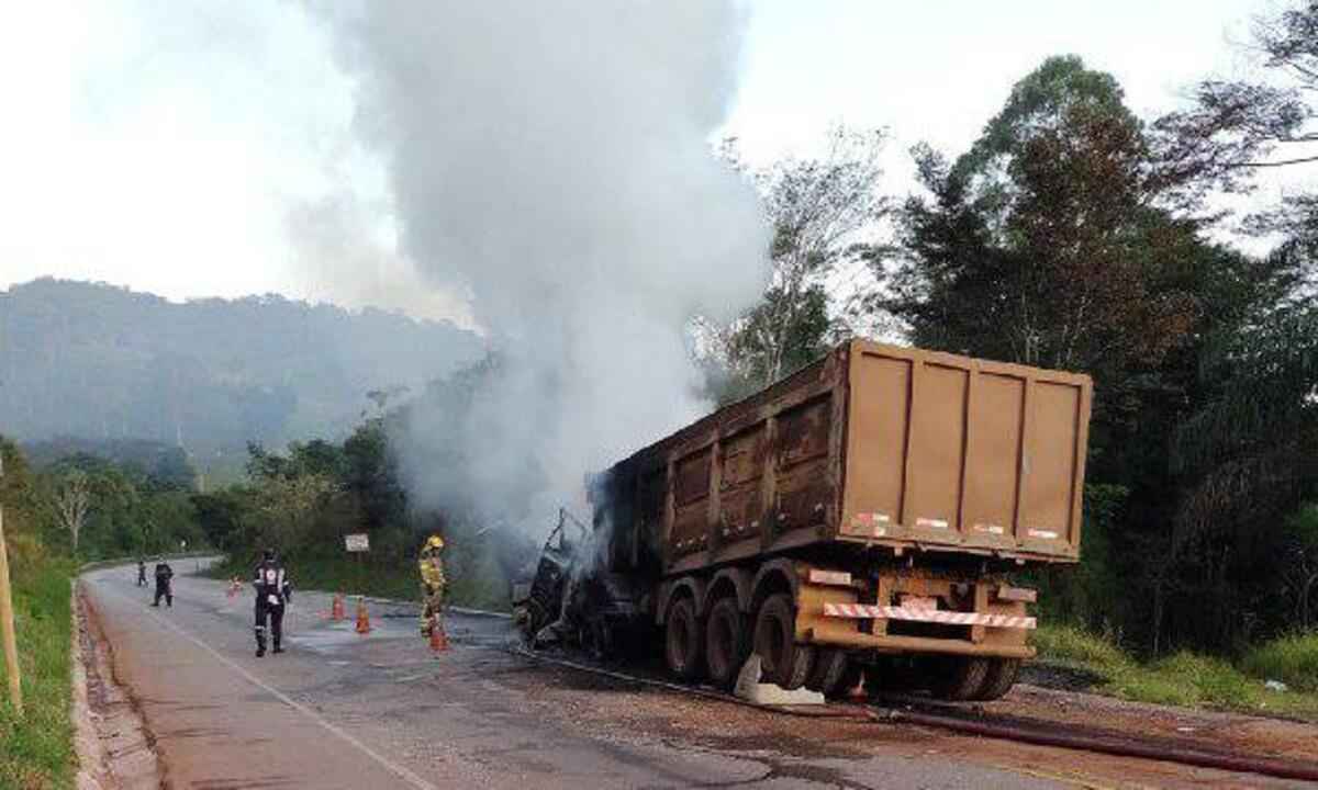 Batida entre caminhão e carreta fecha MG-120; motorista morre carbonizado - CBMMG/Divulgação
