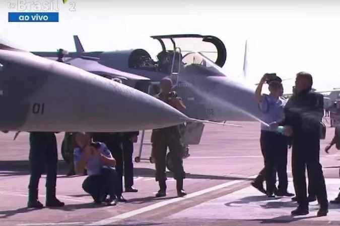 Bolsonaro batiza com champanhe novos caças F-39 Gripen da FAB - Reprodução/Redes Sociais