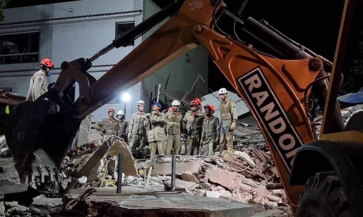Desabamento de prédio em Vila Velha deixa 3 mortos e um ferido - CBMES/Divulgação