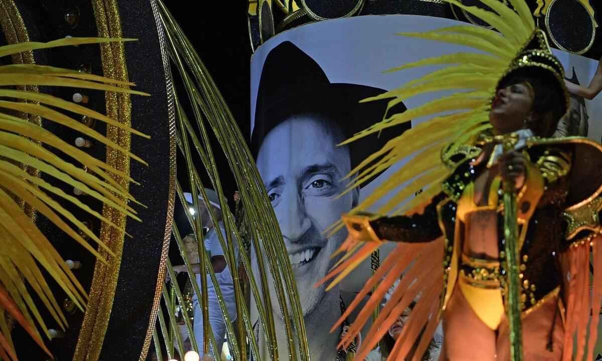 Dona Hermínia 'toma' Sapucaí para tributo a Paulo Gustavo: 'Cara incrível' - CARL DE SOUZA / AFP