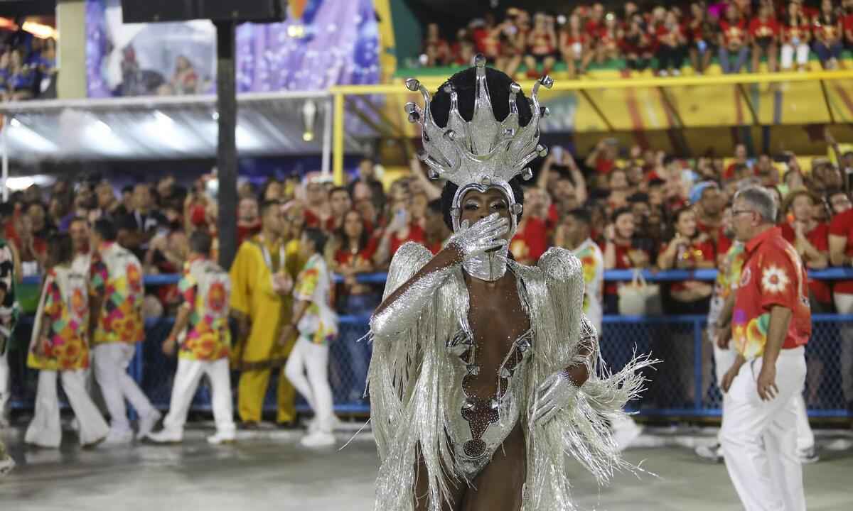 Mineira, Erika Januza é ovacionada em estreia como rainha na Sapucaí - Douglas Shineidr/Riotur